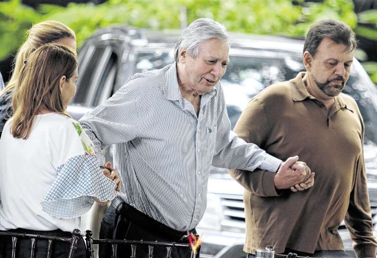 En sus pocas apariciones públicas, el alcalde es ayudado para caminar. Foto: Rolando Villegas