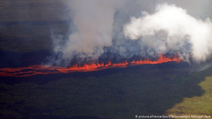 La imagen de archivo muestra la erupción registrada en el volcán Fernandina, situado en la isla de igual nombre, Galápagos, 11.04.2009. La imagen de archivo muestra la erupción registrada en el volcán Fernandina, situado en la isla de igual nombre, Galápagos, 11.04.2009.