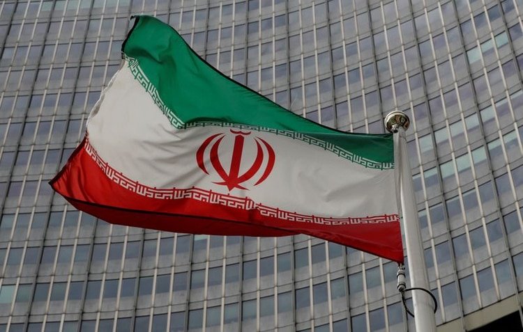 Foto de archivo de la bandera de Irán frente al edificio del Organismo Internacional de Energía Atómica en Viena (REUTERS/Leonhard Foeger)