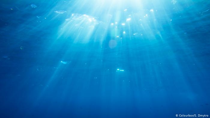 Imagen de burbujas bajo el agua del mar.