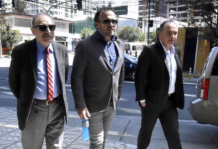 Juan Jordán (centro) es el vocero de los clubes opositores. Foto: APG