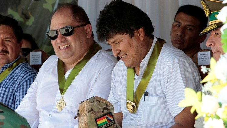 Carlos Romero, de anteojos oscuros, junto al ex presidente Evo Morales.