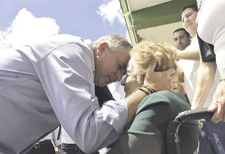 Tras que llegó, lo primero que hizo el empresario fue abrazar a su madre. Foto: ROGER BARBA