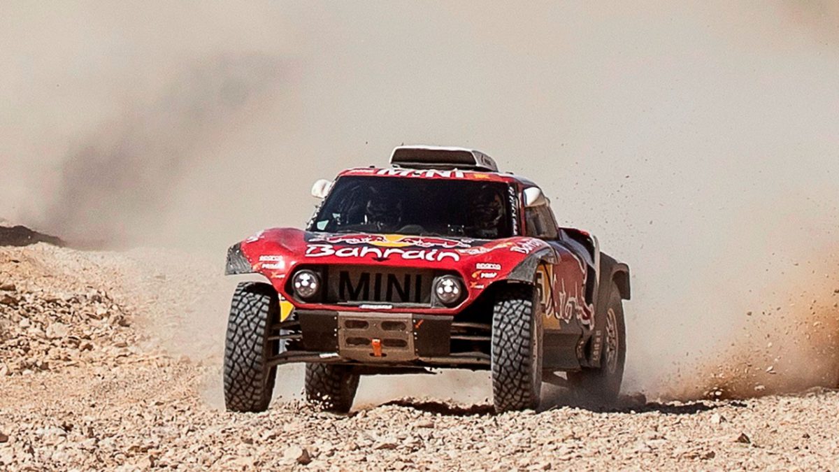 Carlos Sainz va camino de conseguir su tercer Dakar al ganar la décima etapa