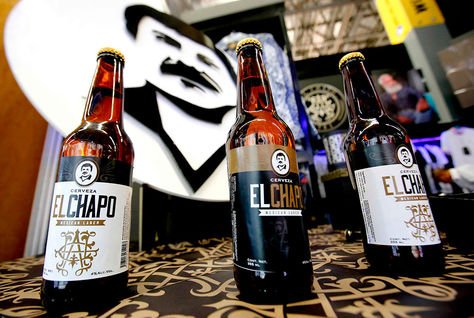 Las botellas de cerveza de "El Chapo 701", una línea de ropa, joyas y licores con el sobrenombre del narcotraficante mexicano.