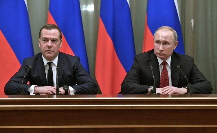 El presidente ruso, Vladimir Putin, y el primer ministro, Dmitry Medvedev, asistieron a una reunión con miembros del gobierno en Moscú, Rusia, el 15 de enero de 2020. (Sputnik / Alexey Nikolsky / Reuters)