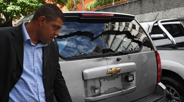 Resultado de imagen para Guaidó sesiona en la calle tras denunciar disparos contra diputados opositores