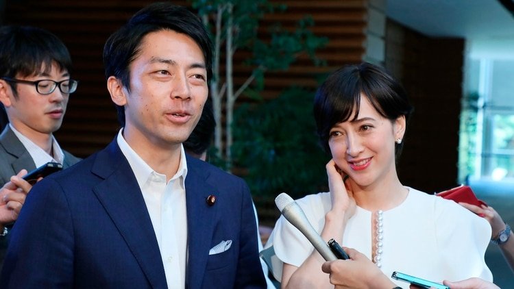 Shinjiro Koizumi y su esposa Christel Takigawa (Photo by STR / JIJI PRESS / AFP)