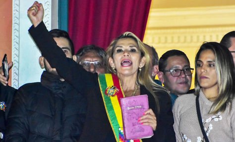 Jeanine Áñez aparece en el balcón del Palacio de Gobierno, en La Paz, el día de su juramento el 12 de noviembre de 2019.