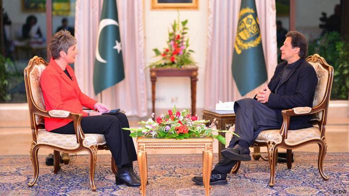 Ines Pohl, redactora jefe de DW con el primer ministro de Pakistán.