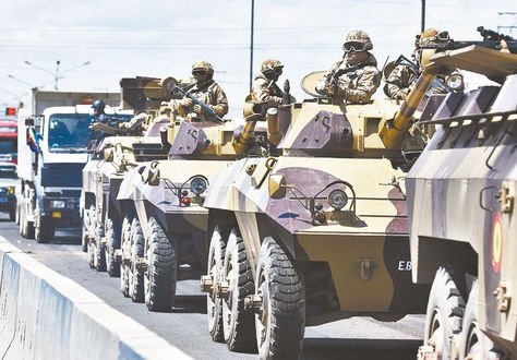 Senkata. Militares con fusiles automáticos livianos custodian cisternas. Foto: APG