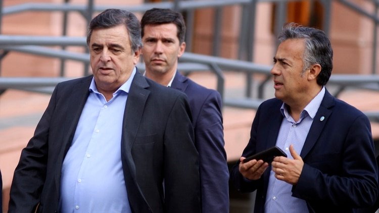 El jefe de bancada de diputados de la UCR, Mario Negri, y el presidente de del radicalismo, Alfredo Cornejo (Foto: NA)