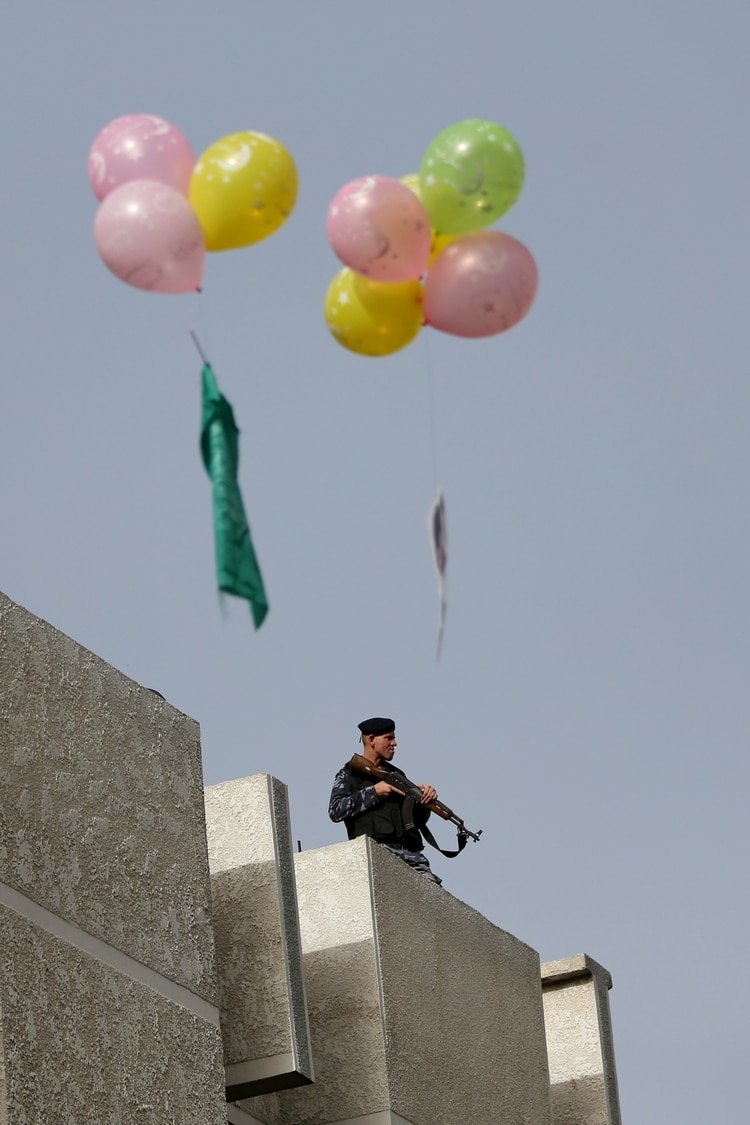 Los terroristas de Hamas lanzaron globos explosivos a suelo israelí (REUTERS/Ibraheem Abu Mustafa)