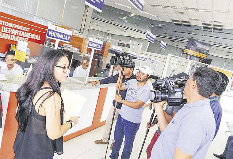 Xiomara Klinsky llegó hasta la Fiscalía departamental para dejar su denuncia contra Angélica Sosa. Foto: GENERACIÓN 21