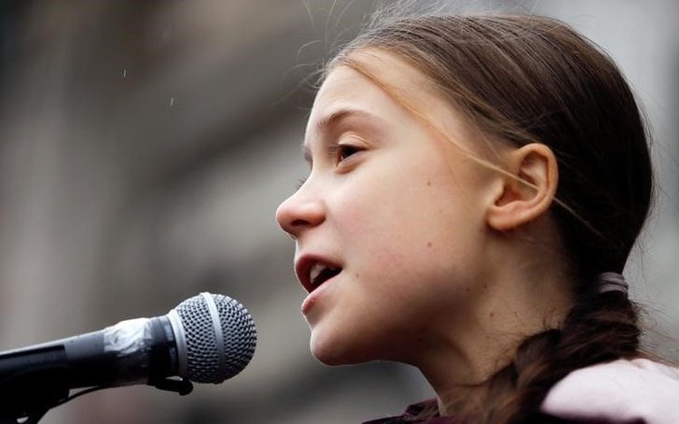 Foto del viernes de la adolescente sueca Greta Thunberg hablando en una marca de 