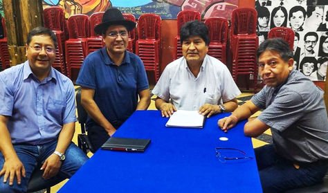 Evo Morales aparece entre los cancilleres Choquehuanca y Pary. En el extremo izquierdo el exministro de Economía Luis Arce.