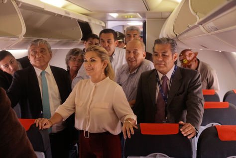 La presidenta Jeanine Áñez en el nuevo avión Boeing 737-800 NG. Foto: ABI 