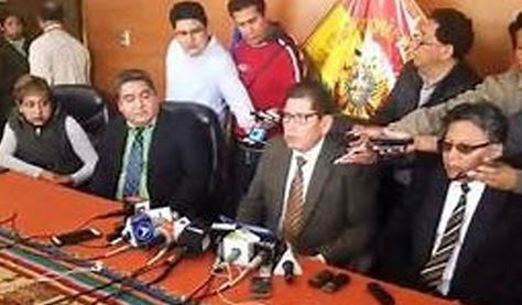 En 2017, cuatro de seis entonces magitrados explican el alcance del fallo durante una conferencia de prensa en Sucre.