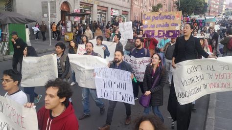 Decenas de hombres marchan por el centro paceño en contra los feminicidios. 