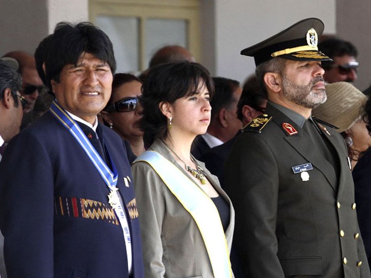 Evo Morales, la ex ministra de Defensa de Bolivia María Cecilia Chacón y el ex ministro de Defensa iraní Ahmad Vahidi asistieron a un acto de graduación de pilotos del Colegio Militar de Aviación en la ciudad de Santa Cruz de la Sierra en 2011 (AP)