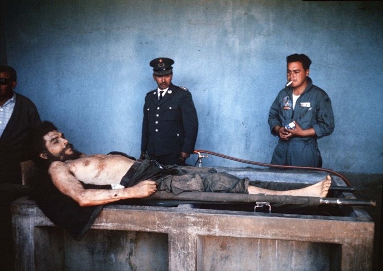 Fotografía tomada el 10 de octubre de 1967 por el periodista de AFP Marc Hutten del cadáver del líder guerrillero argentino Ernesto 