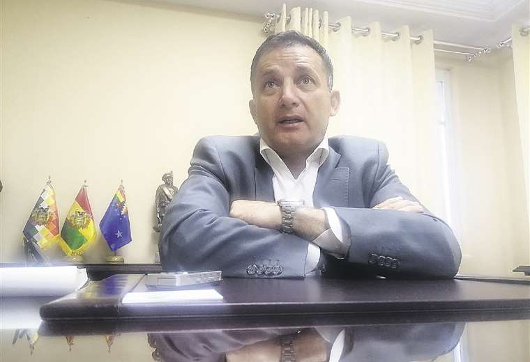 La autoridad, además de militar, obtuvo su licenciatura en Ciencias de la Comunicación en la Universidad Católica Boliviana, a principios de los 90, en la ciudad de La Paz