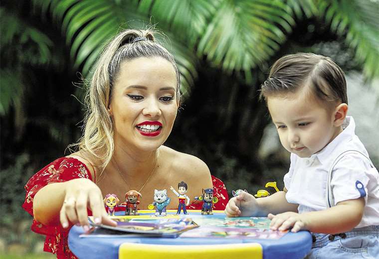 Mamá e hijo. Manuelito Saavedra ya se conoce los personajes de Paw Patrol y Roxana Del Río le da todo su apoyo 
