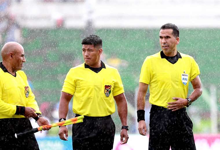 Un árbitro FIFA ahora percibirá 2.900, mientras que uno de primera cobrará 2.500. En Bolivia son 31 árbitros y 37 asistentes. Foto. Archivo DIEZ