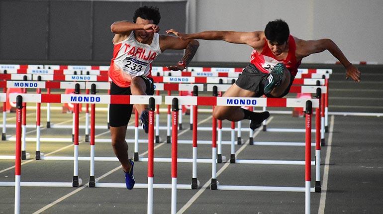 01- Exigente Acebey (izq.) y Sandoval compiten en la prueba de 60 metros con vallas, ayer. | AFP