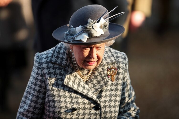 La desesperación de la Reina por salir de los últimos meses de malestares reales dio un gran paso anoche cuando finalmente se llegó a un acuerdo sobre el futuro de Harry y Meghan (Reuters)