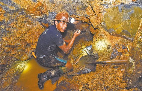 Explotación. Un minero trabaja y extrae oro en el interior de una mina de Tipuani, en el norte paceño.