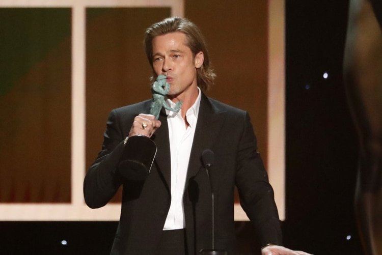 Brad Pitt recibe el galardón como mejor actor de reparto durante la 26 entrega de los Premios del Sindicato de Actores (SAG) por su rol en 