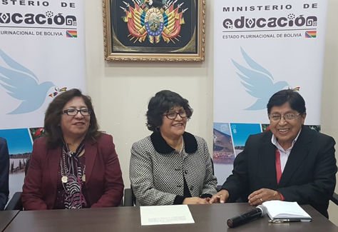 La ministra de Educación, Virginia Patty Torres, junto a los representantes de Andecop, anuncia el acuerdo para el incremento de las pensiones escolares para la gestión 2020. Foto: Ministerio de Educación