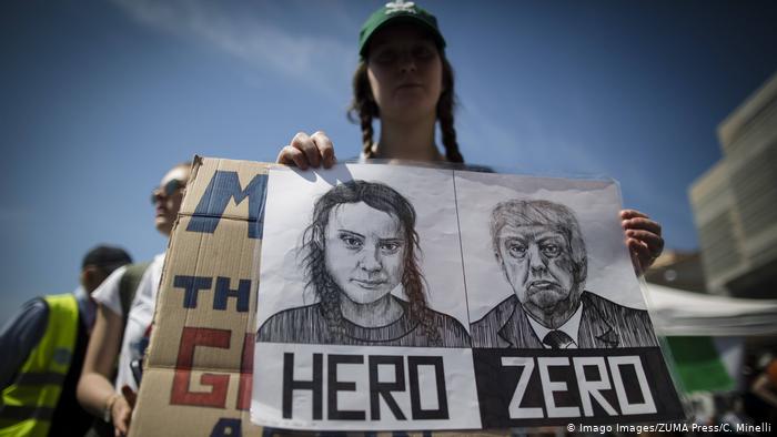 Italien Greta Thunberg und Donald Trump auf Plakat bei einer Demo in Rom (Imago Images/ZUMA Press/C. Minelli)
