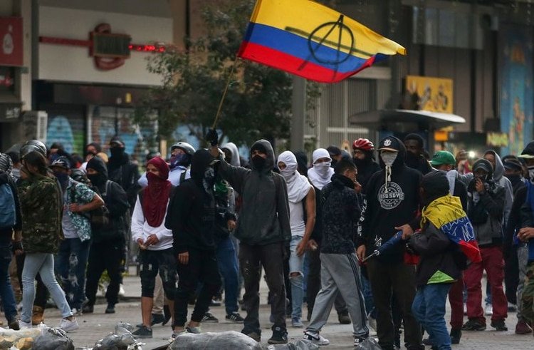 Manifestantes participan en una protesta contra las políticas económicas y sociales del presidente de Colombia, Iván Duque, en Bogotá, Colombia, 21 de enero, 2020. REUTERS/Luisa González