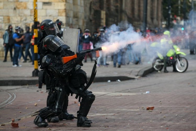 Un policía dispara gases lacrimógenos para dispersar a manifestantes durante una protesta contra las políticas económicas y sociales del presidente de Colombia, Iván Duque, en Bogotá, Colombia, 21 de enero, 2020. REUTERS/Luisa González