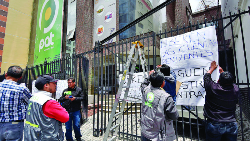 Presión, extorsión y “palos blancos” en la compra de tres medios paraestatales
