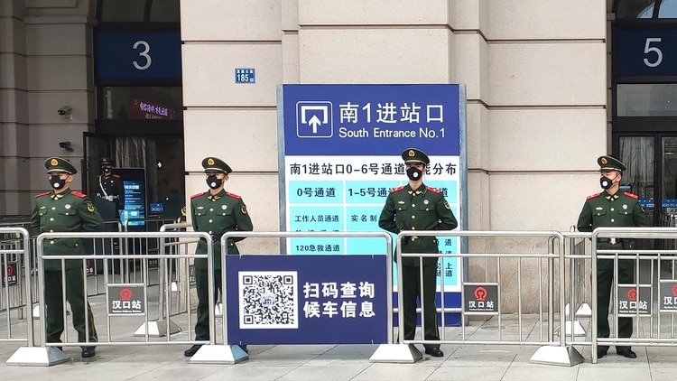Policía paramilitar resguarda la entrada de la estación Hankou, en Wuhan, cerrada por la cuarentena (AP)