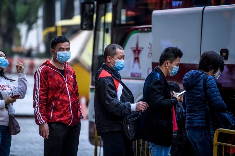 En China se registraron hasta el momento al menos 17 muertos por el coronavirus (Photo by Anthony WALLACE / AFP)