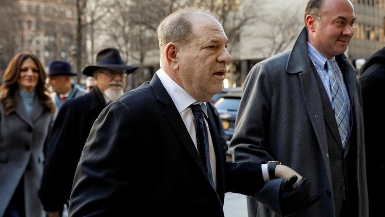 Harvey Weinstein ingresa a la Corte Criminal de Manhattan para escuchar los alegatos de apertura en el juicio en su contra por violación y abuso sexual (Reuters)