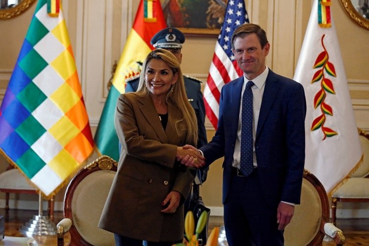 La presidente interina de Bolivia, Jeanine Áñez, junto al subsecretario de Estado para asuntos políticos, David Hale, en el Palacio Presidencial. Foto: REUTERS/David Mercado