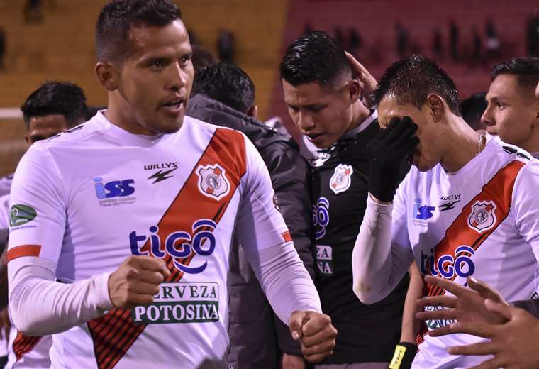 Los jugadores de Nacional Potosí celebraron al final del partido. El arquero Yimi Roca fue la figura del cotejo. Foto. APG Noticias