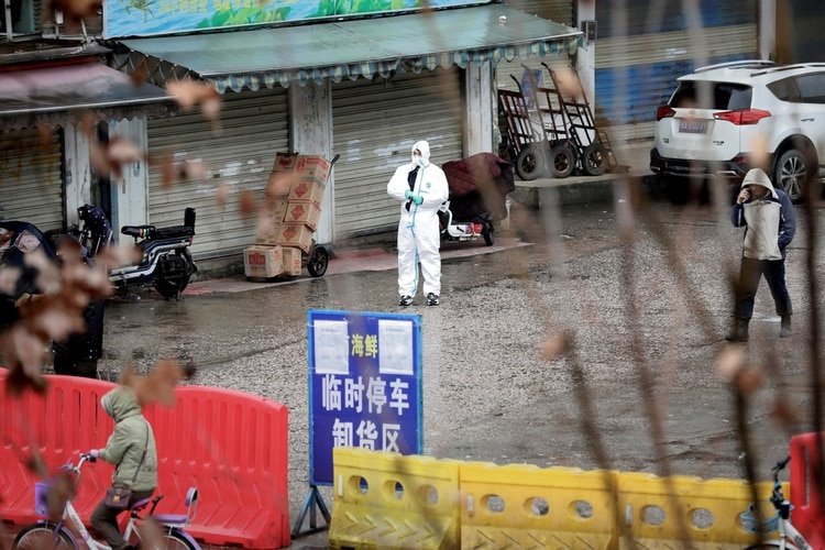 Un experto con un traje protector es visto en el mercado cerrado de mariscos en Wuhan, provincia de Hubei, China (REUTERS/Stringer/File Photo CHINA OUT)
