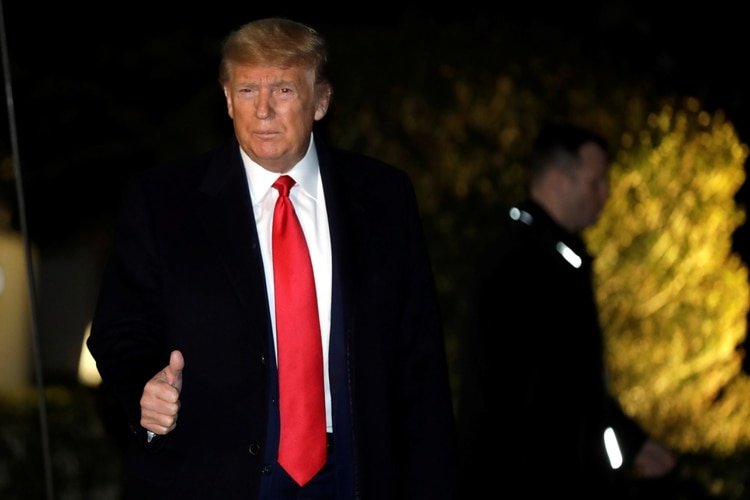 U.S. President Donald Trump thumbs up to the media on the South Lawn of the White House in Washington, U.S., before his departure to Davos, January 20, 2020. REUTERS/Yuri Gripas
