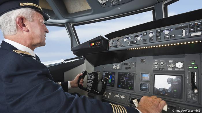 Piloto de avión con pelo canoso.