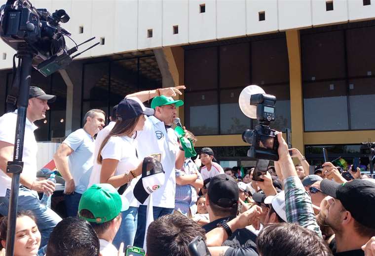 Luis Fernando Camacho en las afueras de Viru Viru