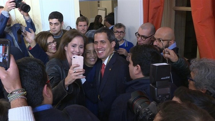 El líder opositor venezolano Juan Guaidó, presidente encargado de Venezuela reconocido por medio centenar de países, instó el viernes en París a la diáspora venezolana que siga unida y alzando la voz, tras reunirse con el presidente francés, Emmanuel Macron.