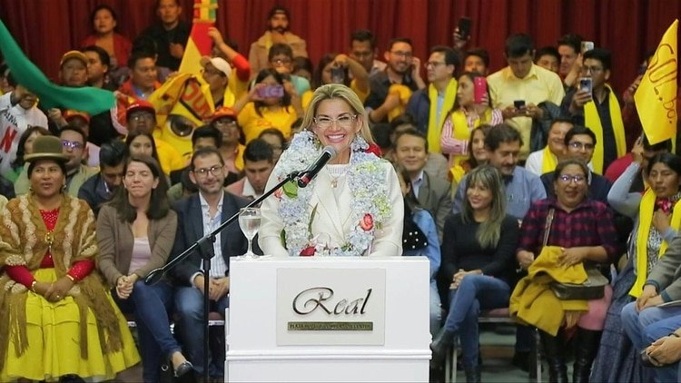 La mandataria transitoria de Bolivia, Jeanine Áñez, anunció el viernes su candidatura a la presidencia en las elecciones del próximo 3 de mayo, una posibilidad que desde antes había generado críticas de la oposición.