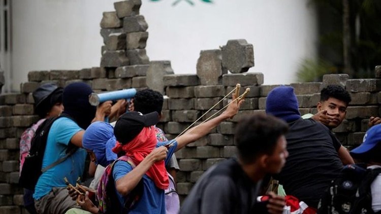 Las barricadas eran defendidas por jóvenes con tiradoras y armas artesanales. 