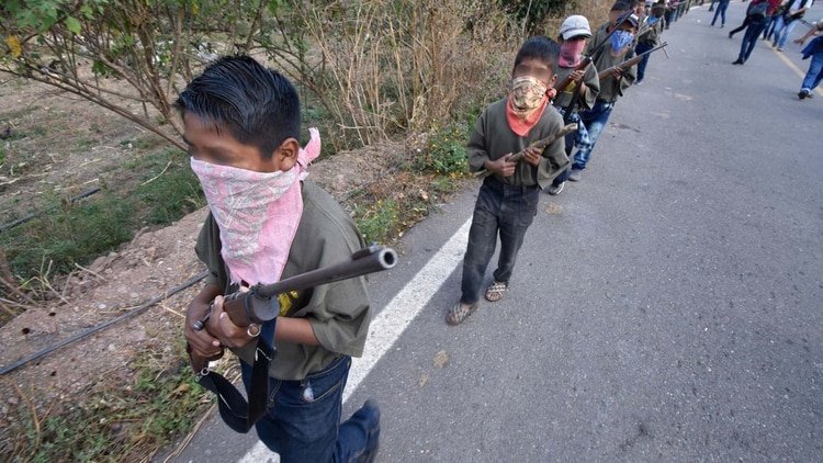 El miércoles 22 de enero, las CRAC presentaron a 19 niños, de entre seis y 15 años de edad, como policías comunitarios en Chilapa, Guerrero (Foto: Cuartoscuro)